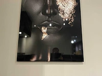 Mondiart aluart - “girl black gold face” 80x120 cm - afbeelding 6 van  7