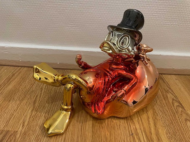 Money mode dagobert duck sculptuur - afbeelding 4 van  7
