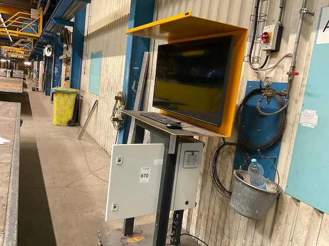 Monitor in verrijdbaar frame - afbeelding 1 van  5