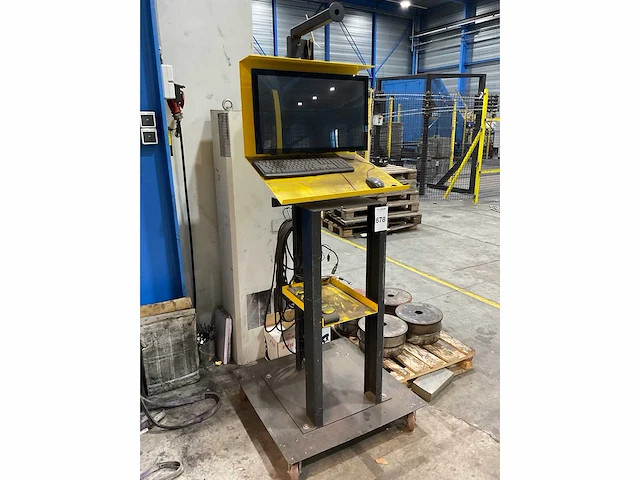 Monitor in verrijdbaar frame - afbeelding 3 van  5