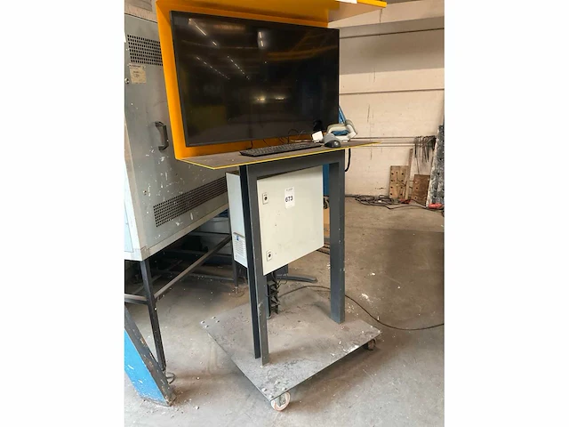 Monitor in verrijdbaar frame - afbeelding 2 van  6
