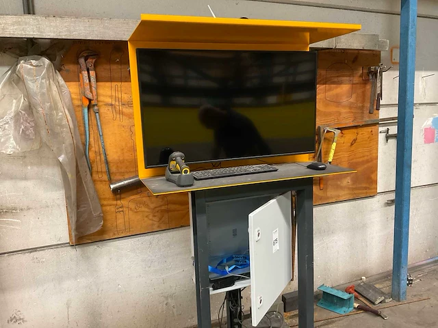 Monitor in verrijdbaar frame - afbeelding 1 van  5