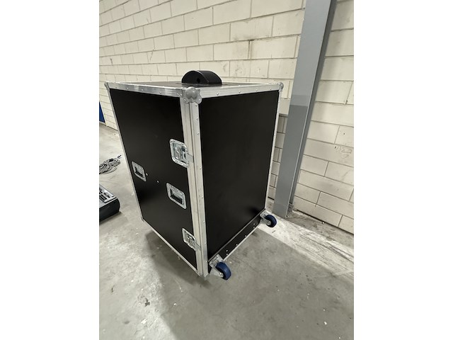 Monitor set in flightcase - afbeelding 8 van  25