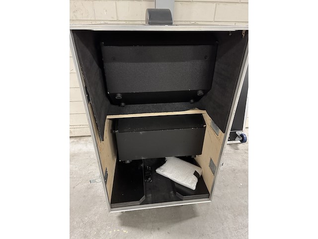 Monitor set in flightcase - afbeelding 14 van  25