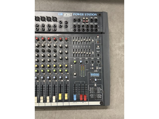 Monitor set in flightcase - afbeelding 19 van  25