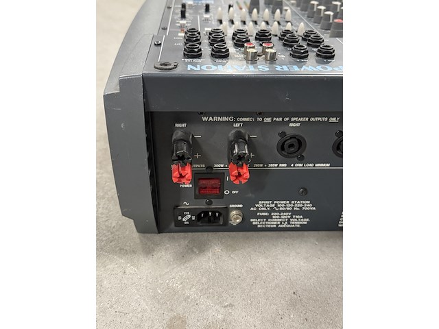 Monitor set in flightcase - afbeelding 21 van  25