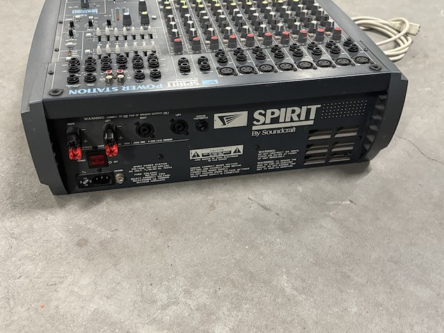 Monitor set in flightcase - afbeelding 22 van  25