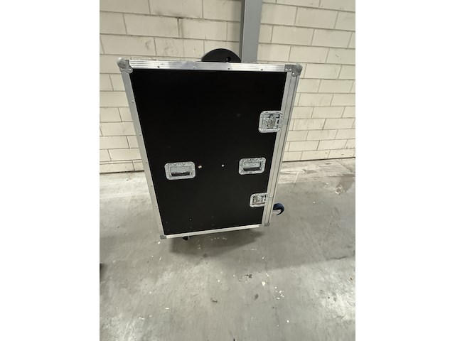 Monitor set in flightcase - afbeelding 24 van  25