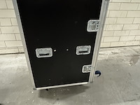 Monitor set in flightcase - afbeelding 24 van  25