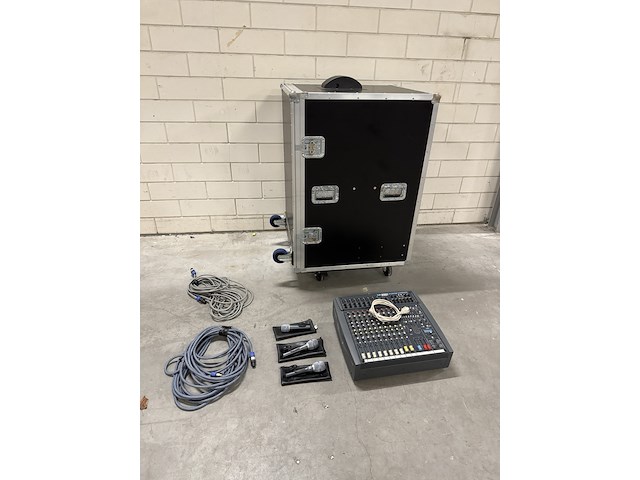 Monitor set in flightcase - afbeelding 25 van  25