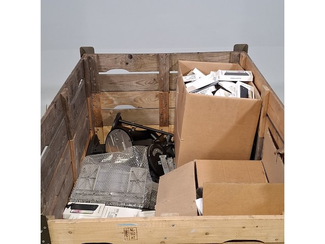 Monitorarmen, laptoptassen en lege telefoondoosjes - afbeelding 2 van  7