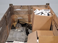 Monitorarmen, laptoptassen en lege telefoondoosjes - afbeelding 2 van  7