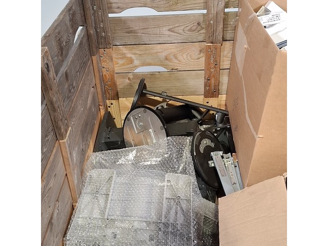 Monitorarmen, laptoptassen en lege telefoondoosjes - afbeelding 3 van  7