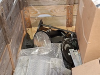 Monitorarmen, laptoptassen en lege telefoondoosjes - afbeelding 3 van  7