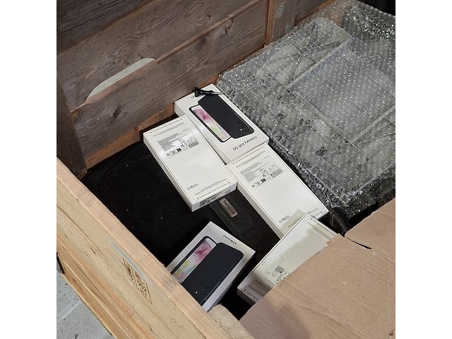 Monitorarmen, laptoptassen en lege telefoondoosjes - afbeelding 4 van  7