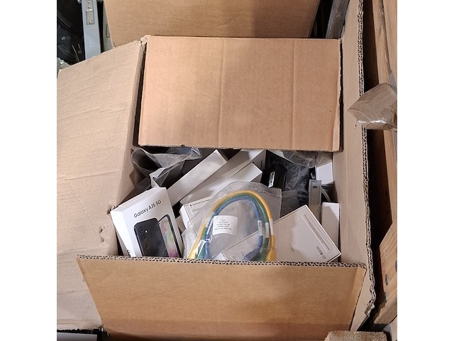 Monitorarmen, laptoptassen en lege telefoondoosjes - afbeelding 5 van  7