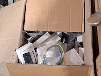 Monitorarmen, laptoptassen en lege telefoondoosjes - afbeelding 5 van  7