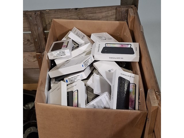 Monitorarmen, laptoptassen en lege telefoondoosjes - afbeelding 6 van  7