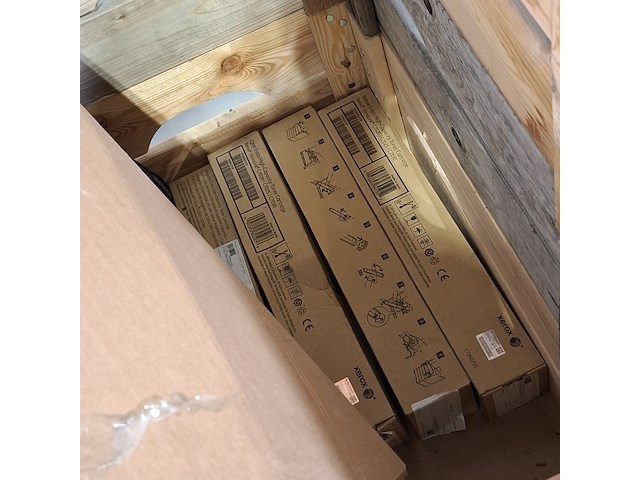 Monitorarmen, laptoptassen en lege telefoondoosjes - afbeelding 7 van  7