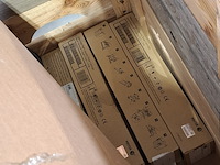 Monitorarmen, laptoptassen en lege telefoondoosjes - afbeelding 7 van  7