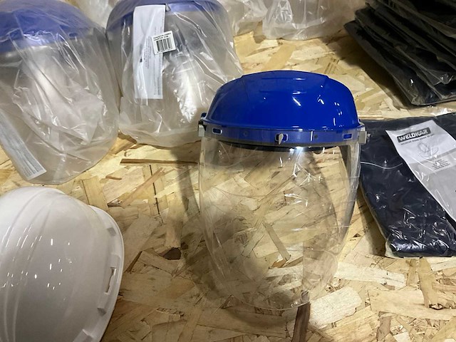 Monnikskappen en gelaatsschermen - afbeelding 2 van  6