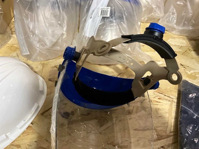 Monnikskappen en gelaatsschermen - afbeelding 3 van  6