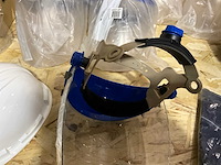 Monnikskappen en gelaatsschermen - afbeelding 3 van  6