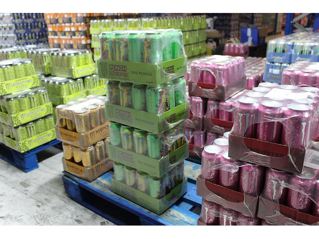 Monster energy rio punch 48 blikken tht 11-2026. bod is inclusief 7,20 euro statiegeldwaarde - afbeelding 1 van  2