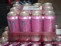 Monster energy ultra rosa 240 blikken tht 4-2027. bod is inclusief 36 euro statiegeldwaarde - afbeelding 2 van  2