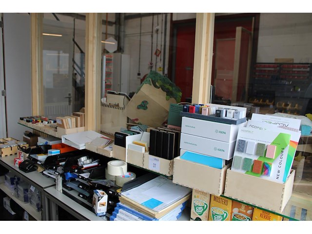 Monsters / stalen van diverse materialen w.o. vilt, kunststof en hout op glazen schappen. - afbeelding 1 van  4