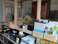 Monsters / stalen van diverse materialen w.o. vilt, kunststof en hout op glazen schappen. - afbeelding 1 van  4