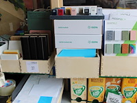 Monsters / stalen van diverse materialen w.o. vilt, kunststof en hout op glazen schappen. - afbeelding 2 van  4