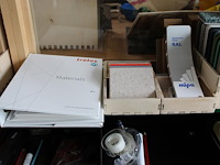 Monsters / stalen van diverse materialen w.o. vilt, kunststof en hout op glazen schappen. - afbeelding 3 van  4