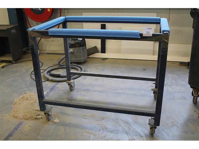 Montagekar. afmeting 80 x 120 x 100 cm. - afbeelding 1 van  1