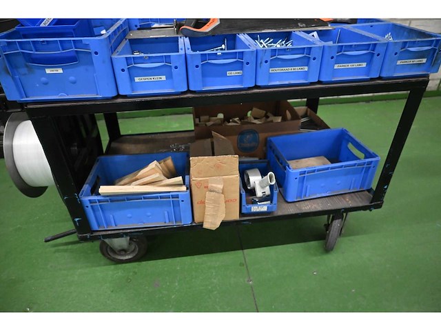 Montagewagen inclusief diverse kunststof bakken met installatiemateriaal - afbeelding 10 van  11