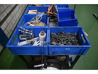 Montagewagen inclusief diverse kunststof bakken met installatiemateriaal - afbeelding 4 van  11