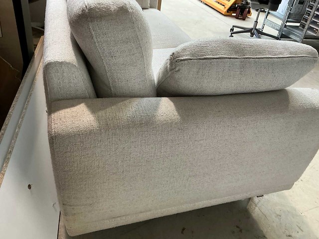 Montel stoffen sofa op metalen onderstel - afbeelding 7 van  9