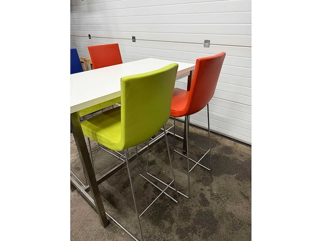 Montis restauranttafel hoog met 4 krukken - afbeelding 3 van  4