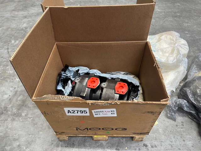 Moog - hydraulische pomp/motor unit (2x) - afbeelding 1 van  9