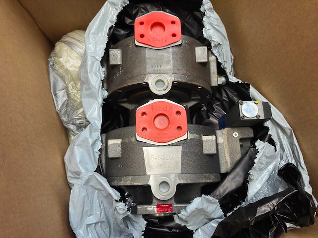 Moog - hydraulische pomp/motor unit (2x) - afbeelding 8 van  9