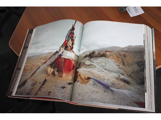 Mooi cultuur boek jimmi nelson. afmeting 30 x 38 x 5 cm. - afbeelding 2 van  2