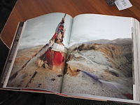Mooi cultuur boek jimmi nelson. afmeting 30 x 38 x 5 cm. - afbeelding 2 van  2