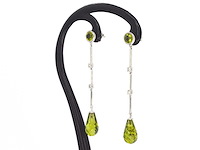 Mooie hangende oorbellen met diamanten en peridot - afbeelding 4 van  9