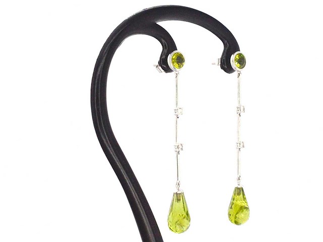Mooie hangende oorbellen met diamanten en peridot - afbeelding 5 van  9