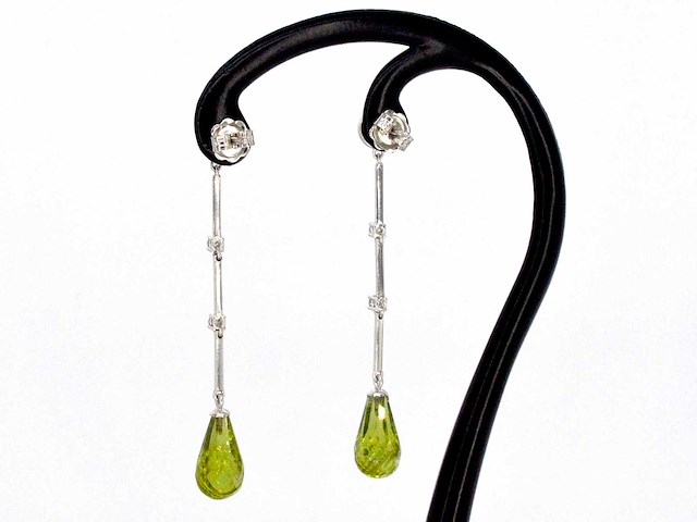 Mooie hangende oorbellen met diamanten en peridot - afbeelding 9 van  9