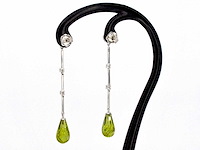 Mooie hangende oorbellen met diamanten en peridot - afbeelding 9 van  9