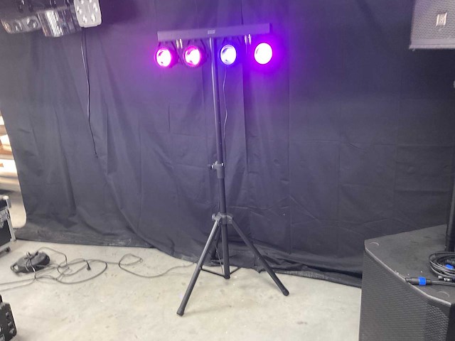 Moonlight 4 rgb cob led-par op statief - afbeelding 1 van  7