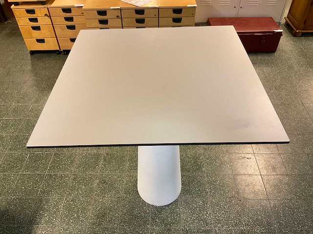 Moooi container trespa statafel - afbeelding 2 van  4