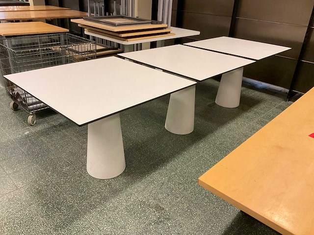 Moooi container trespa tafel (3x) - afbeelding 1 van  9