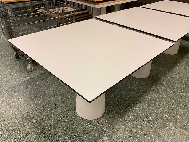 Moooi container trespa tafel (3x) - afbeelding 2 van  9